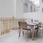 Cosy Steps To St George's Bay Apartment *