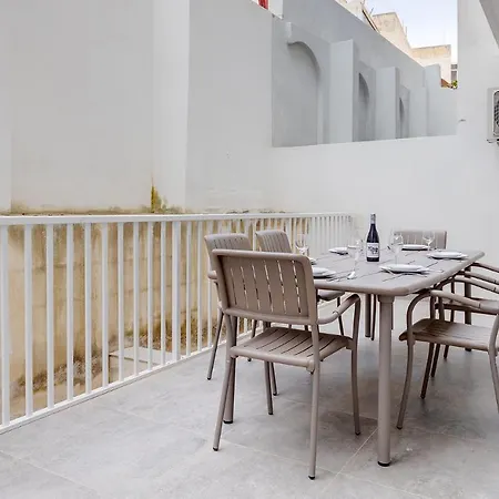 Cosy Steps To St George's Bay Διαμέρισμα *