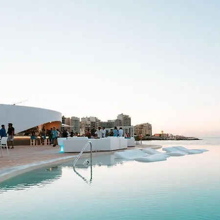 Cosy Steps To St George's Bay Διαμέρισμα *