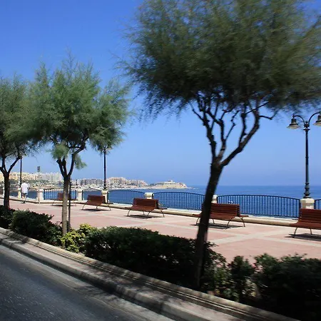 Cosy Steps To St George's Bay Apartament