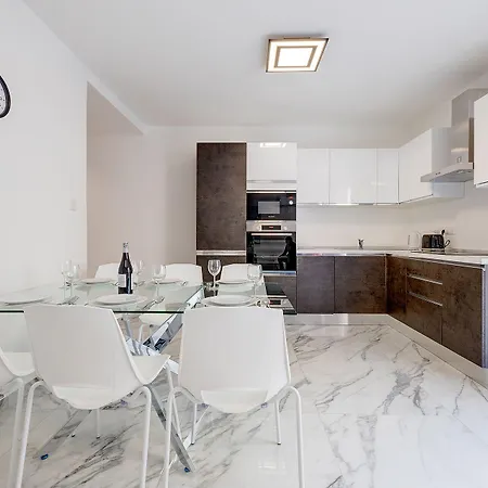 Cosy Steps To St George's Bay