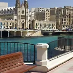 Cosy Steps To St George's Bay 아파트 *