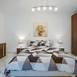 Cosy Steps To St George's Bay 아파트 *