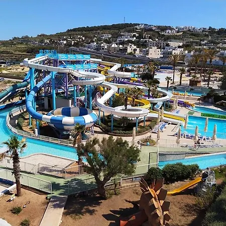 Cosy Steps To St George's Bay アパート