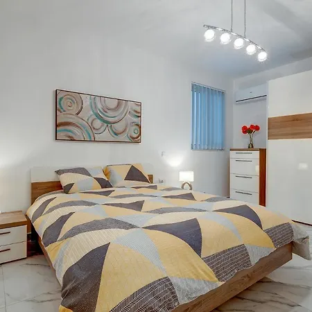 Cosy Steps To St George's Bay