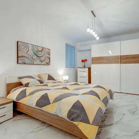 Cosy Steps To St George's Bay