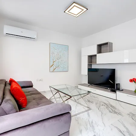 شقة Cosy Steps To St George's Bay *