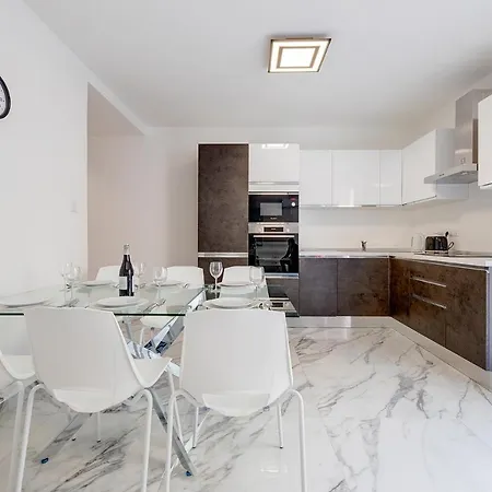 Cosy Steps To St George's Bay Apartamento *