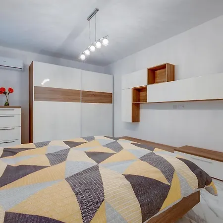 Cosy Steps To St George's Bay St. Julian's